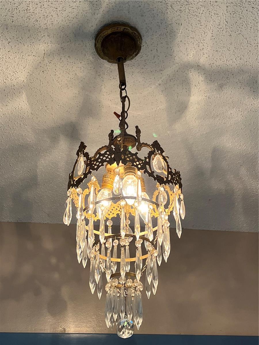 CHANDELIER DOESN'T CONVEY