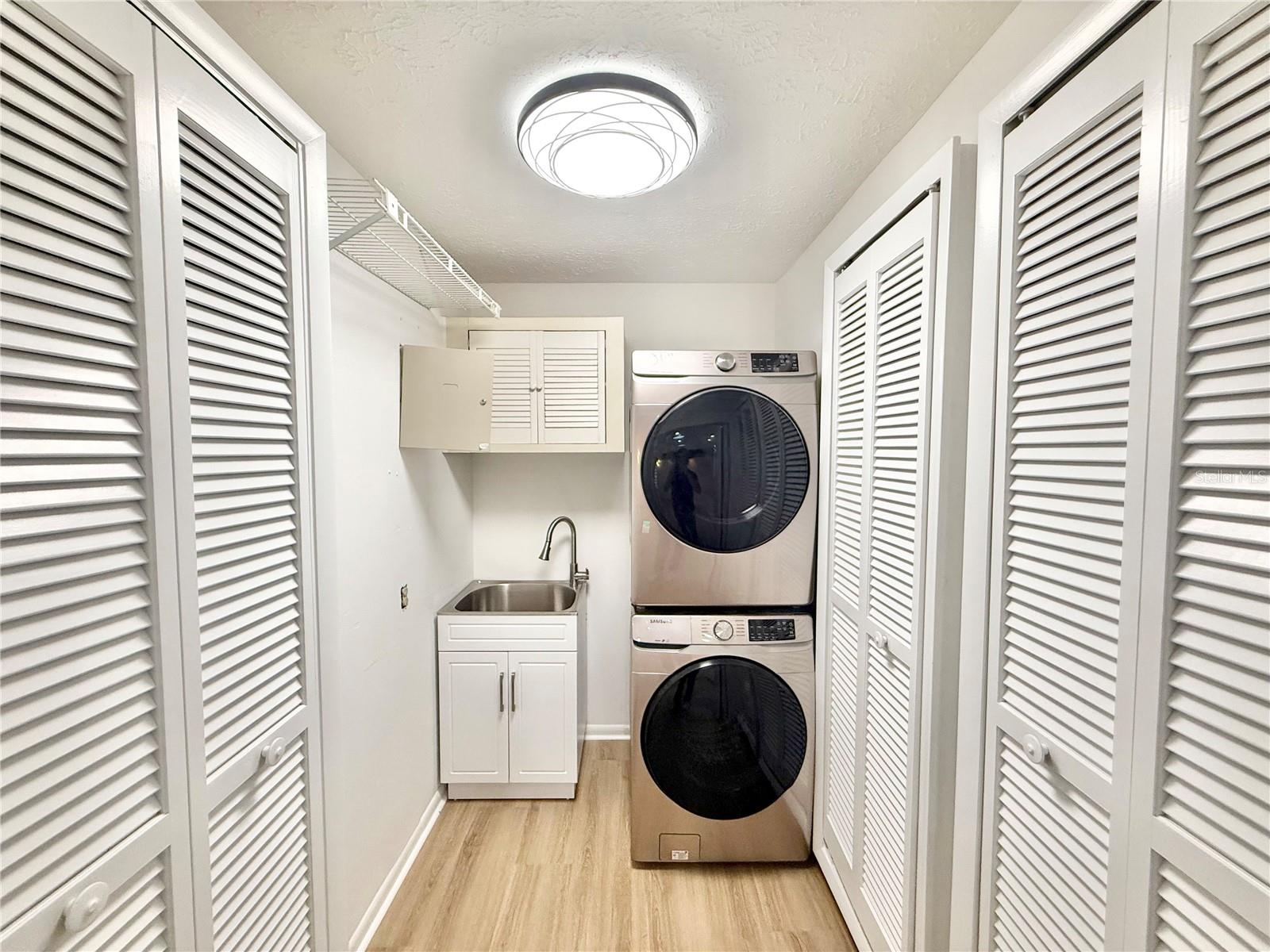 laundry room w/ utility sink