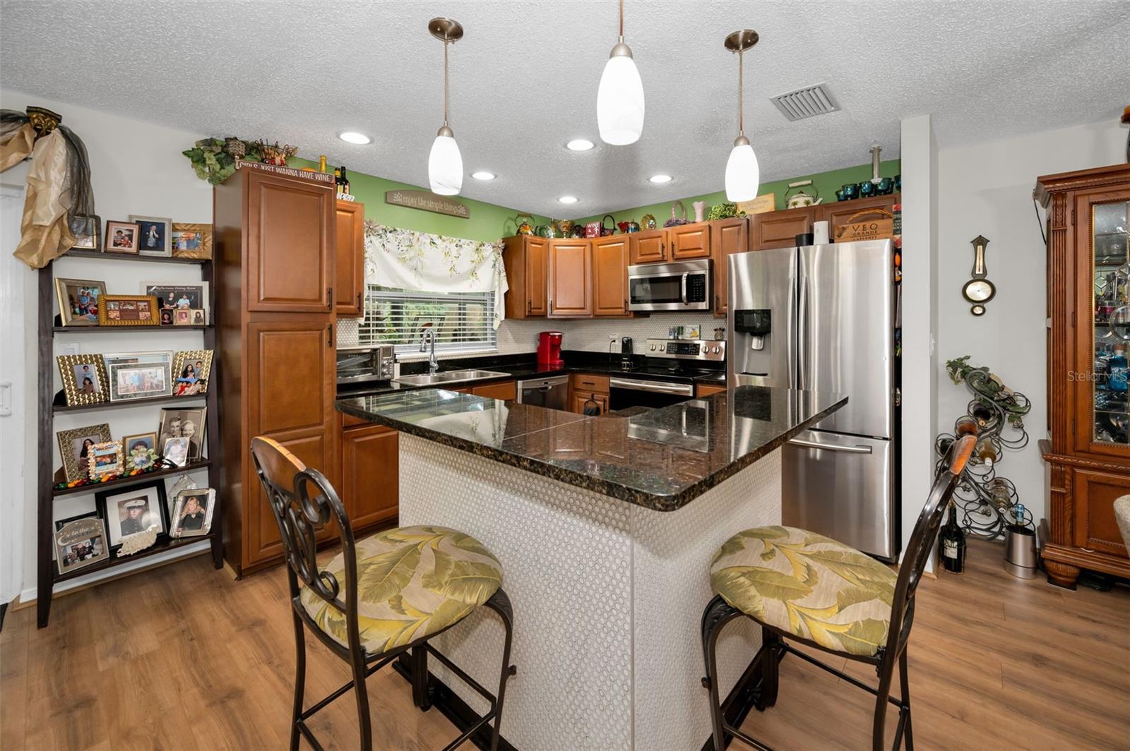 Kitchen and breakfast bar