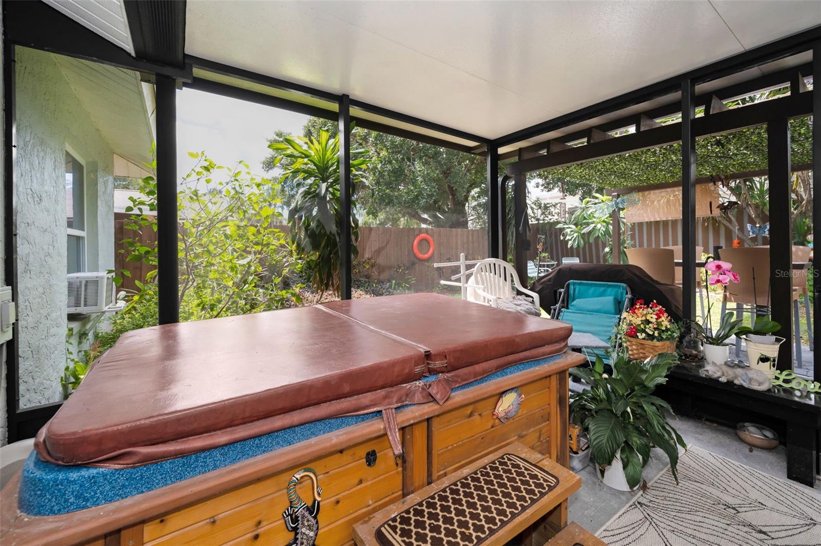 Hot tub inside lanai