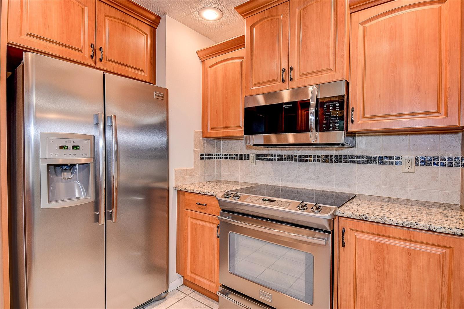 TONS OF STORAGE AND BEAUTIFUL APPLIANCES