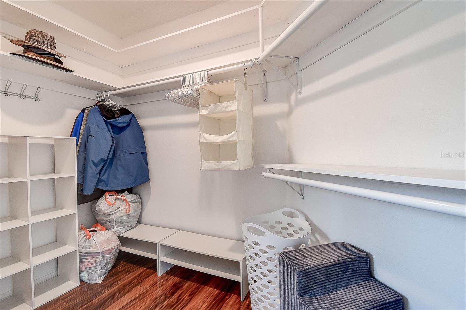 OVERSIZED CLOSET