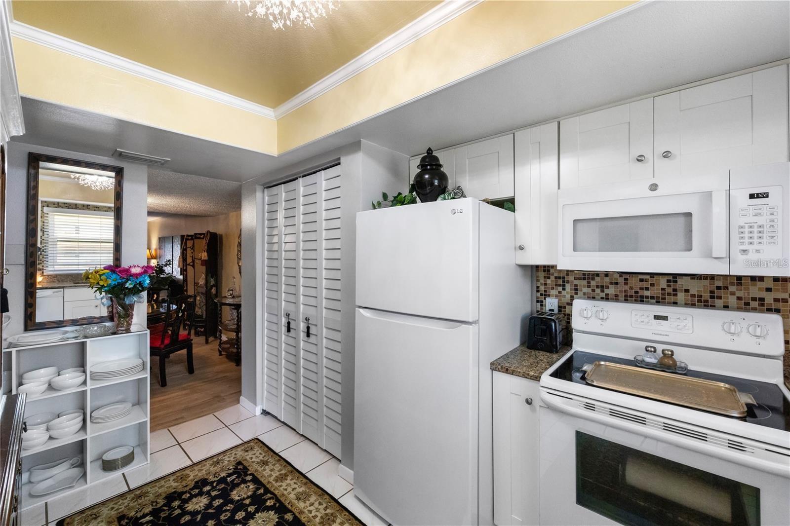 Pantry contains washer and dryer hookups