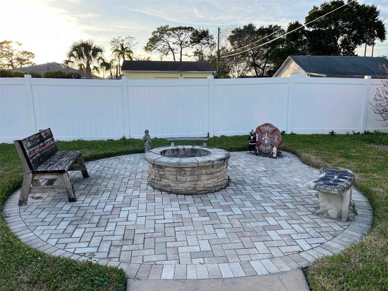 Backyard / Fire pit