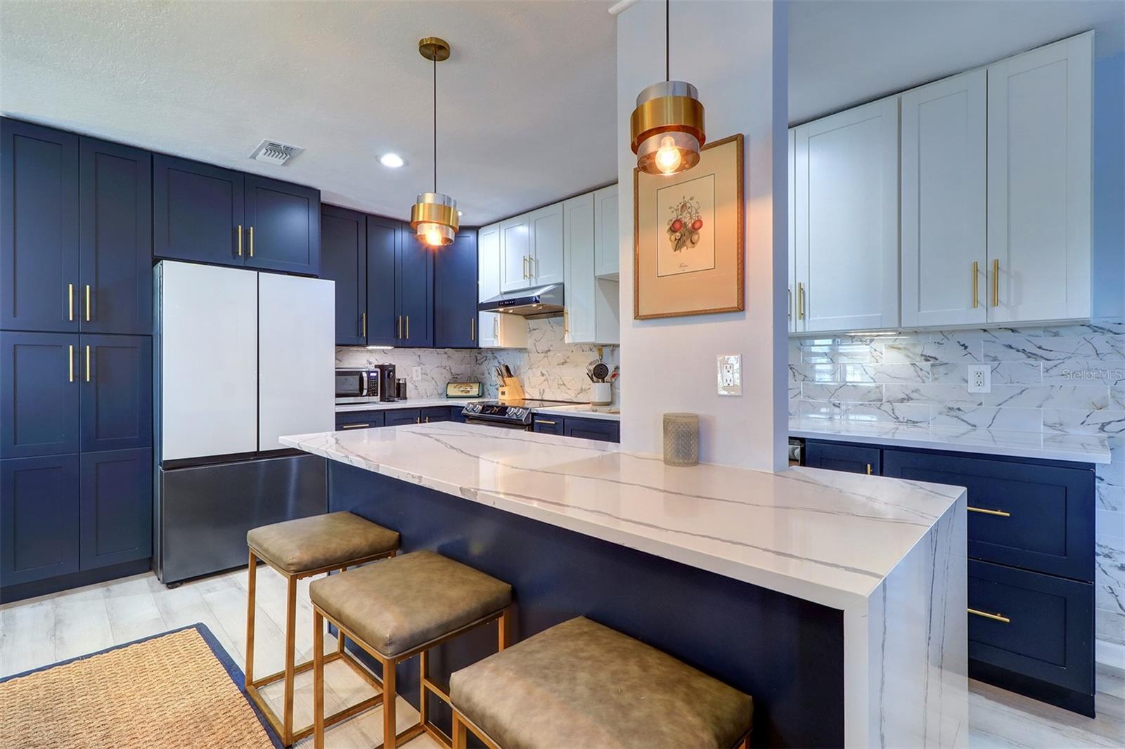 Gorgeous quartz countertops & plenty of prep space