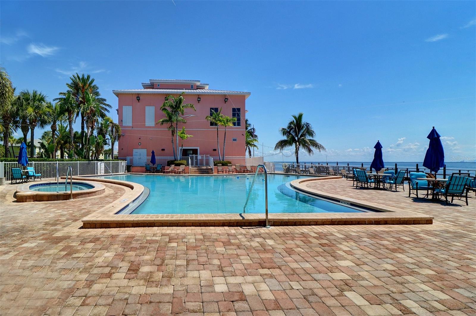 Waterside South - Waterfront pool