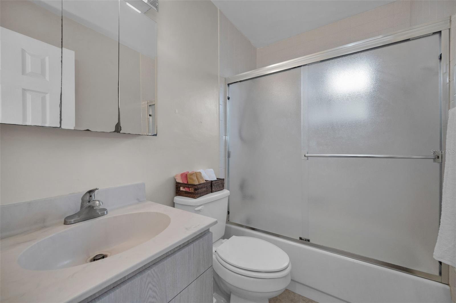 Full tub & shower bath between 2 bedrooms in main home