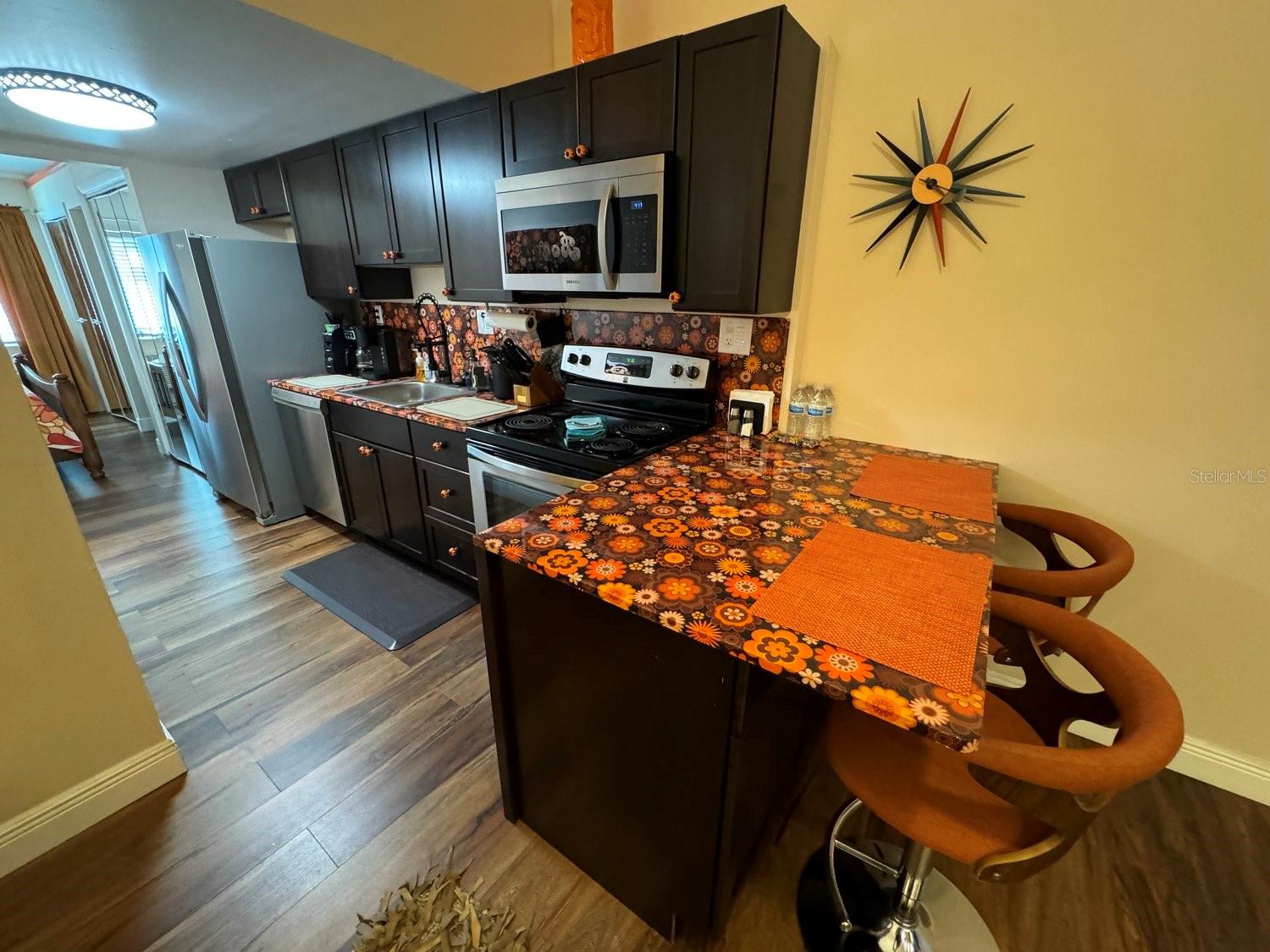 Kitchen with eat in countertop