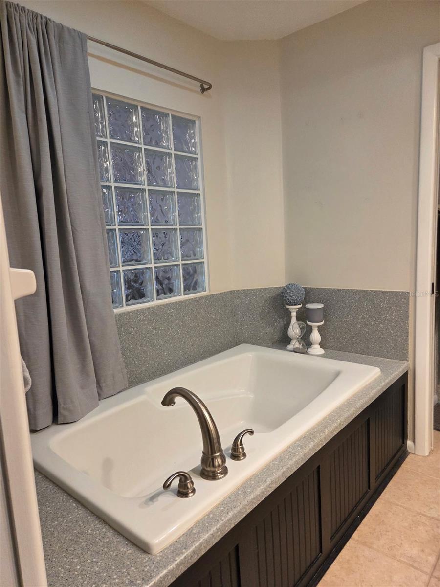 Large Bathtub in Primary.