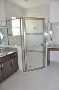 TB8425693
