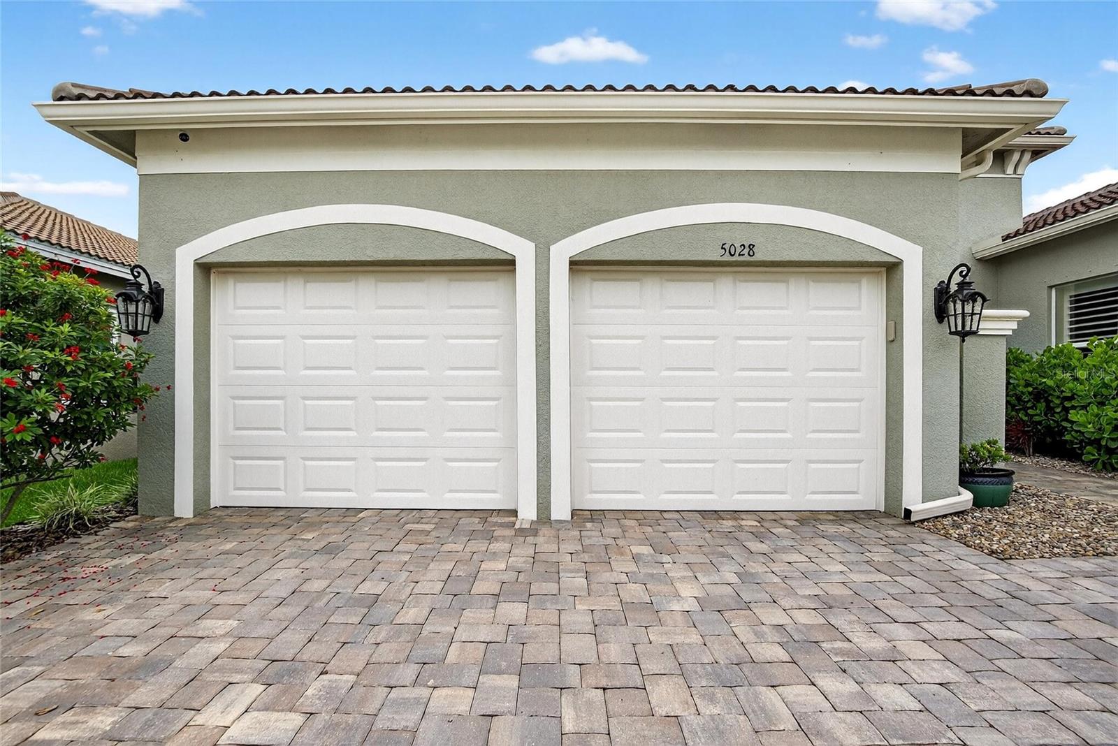 Split 3-Car Garage w/Overhead Shelving Storage
