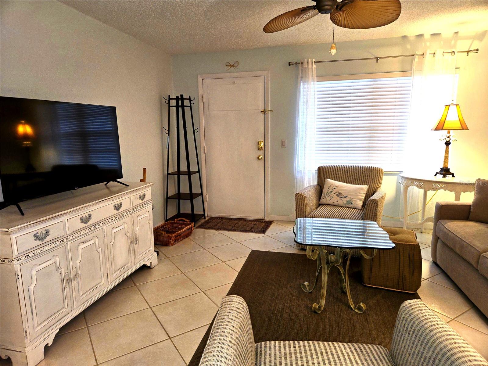BIG lIVING rOOM