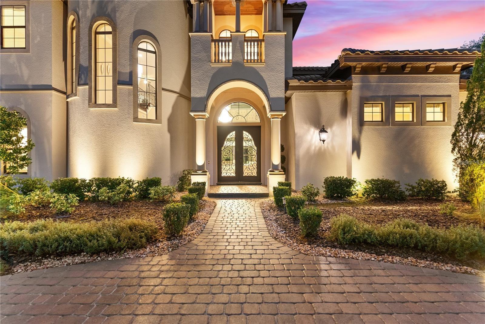 Resort-style pool and outdoor entertainment spaces – Perfect for hosting clients, colleagues, or large events.