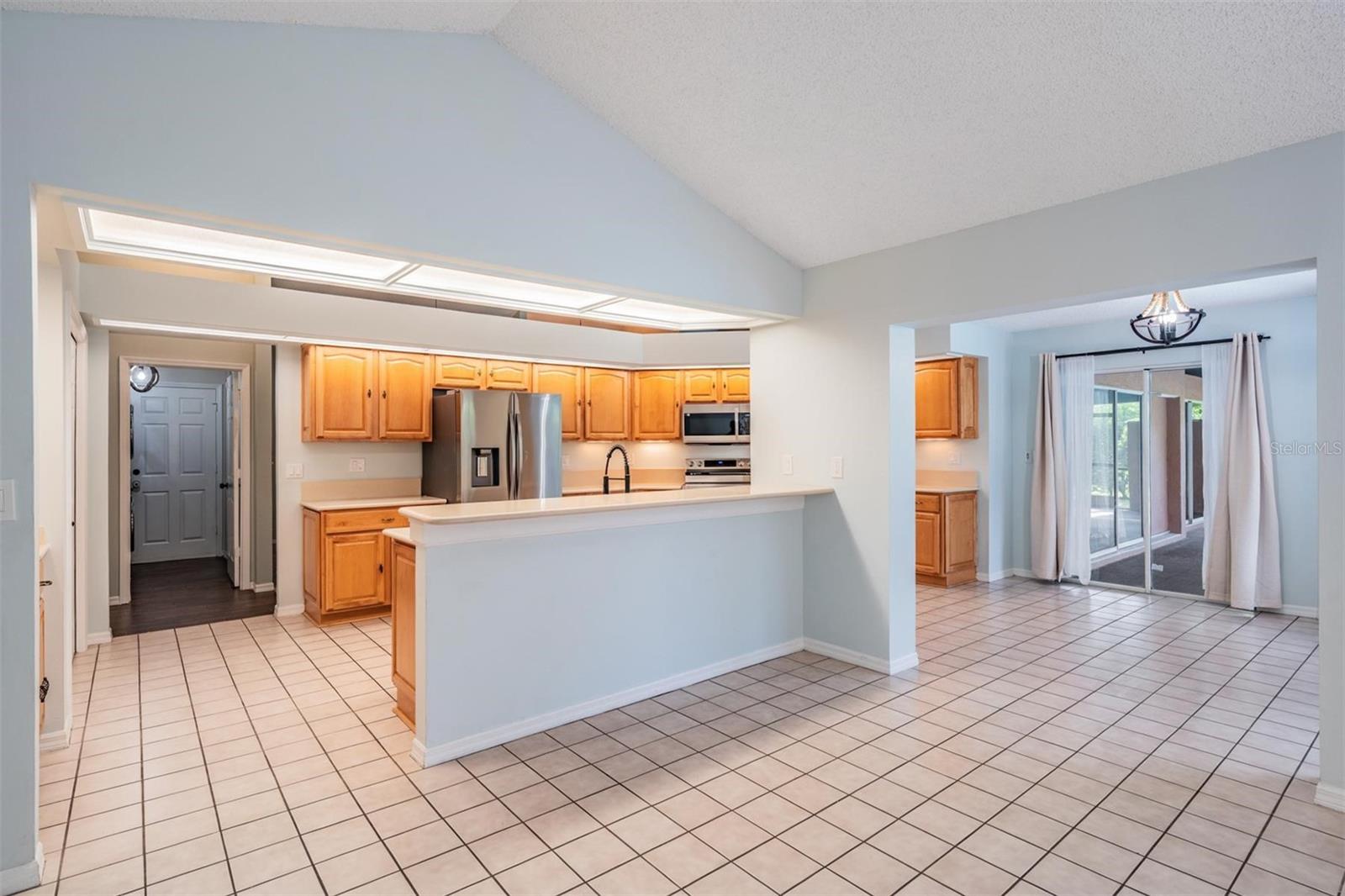 Kitchen, breakfast bar & dinette area