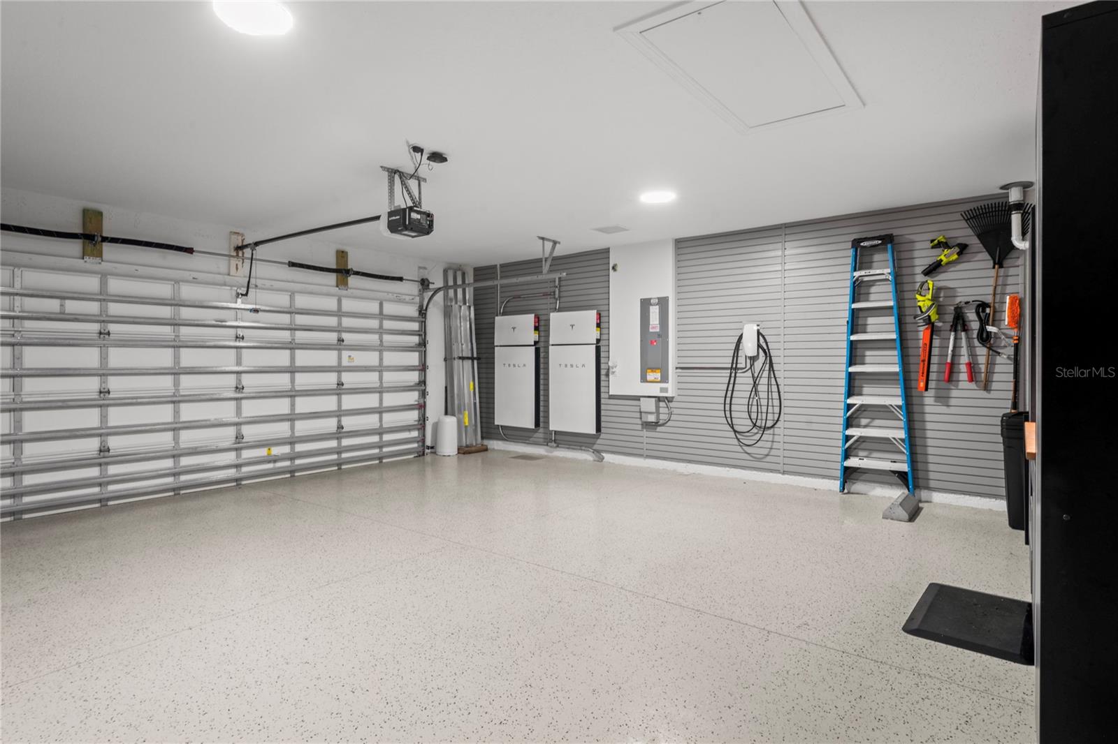 Garage equipped with slat grey walls for hanging