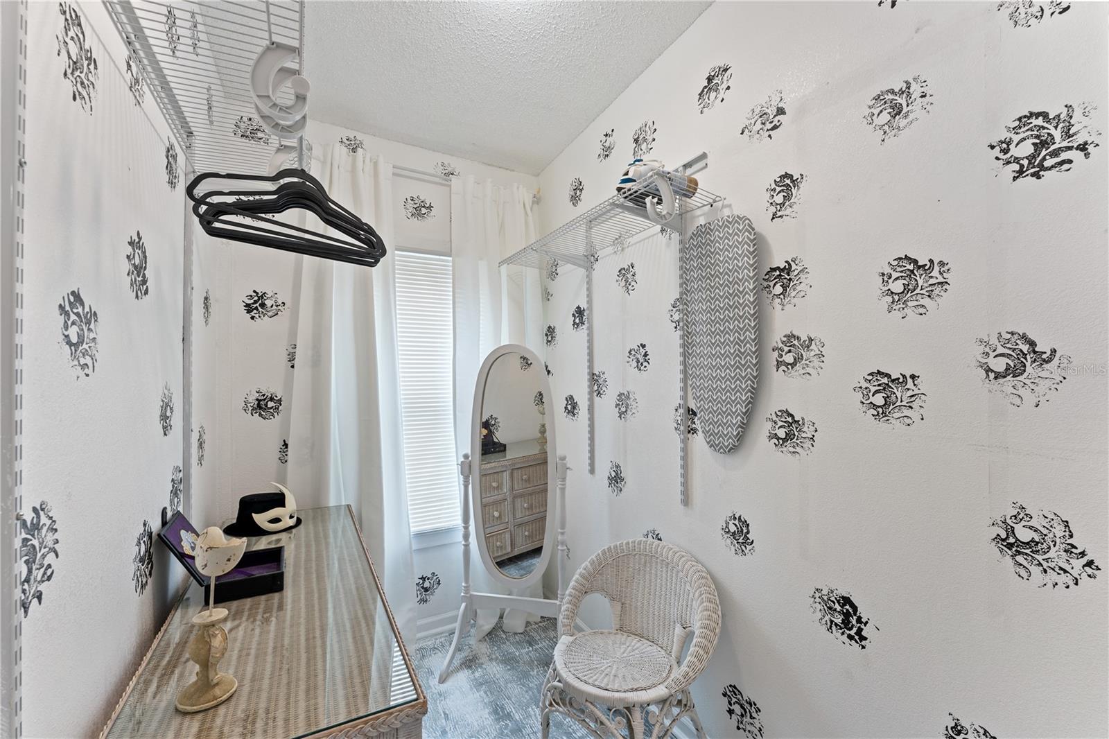 MATER CLOSET/DRESSING ROOM