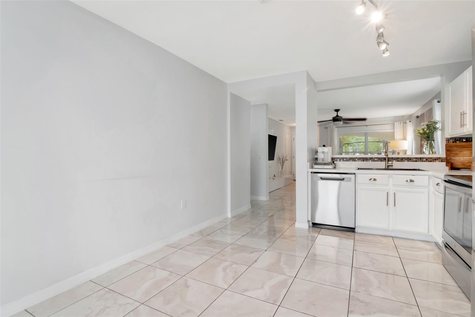 Large eat-in Kitchen