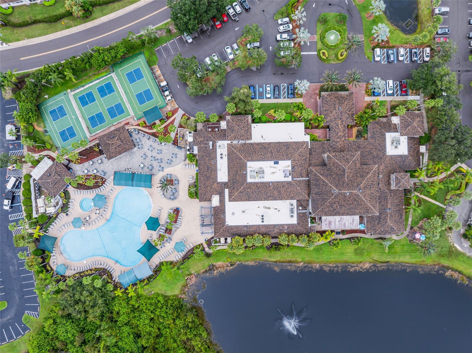 Activity Center, Weight Room, Resturant, Pool (Indoor/Outdoor), Courts, and Full Bar.