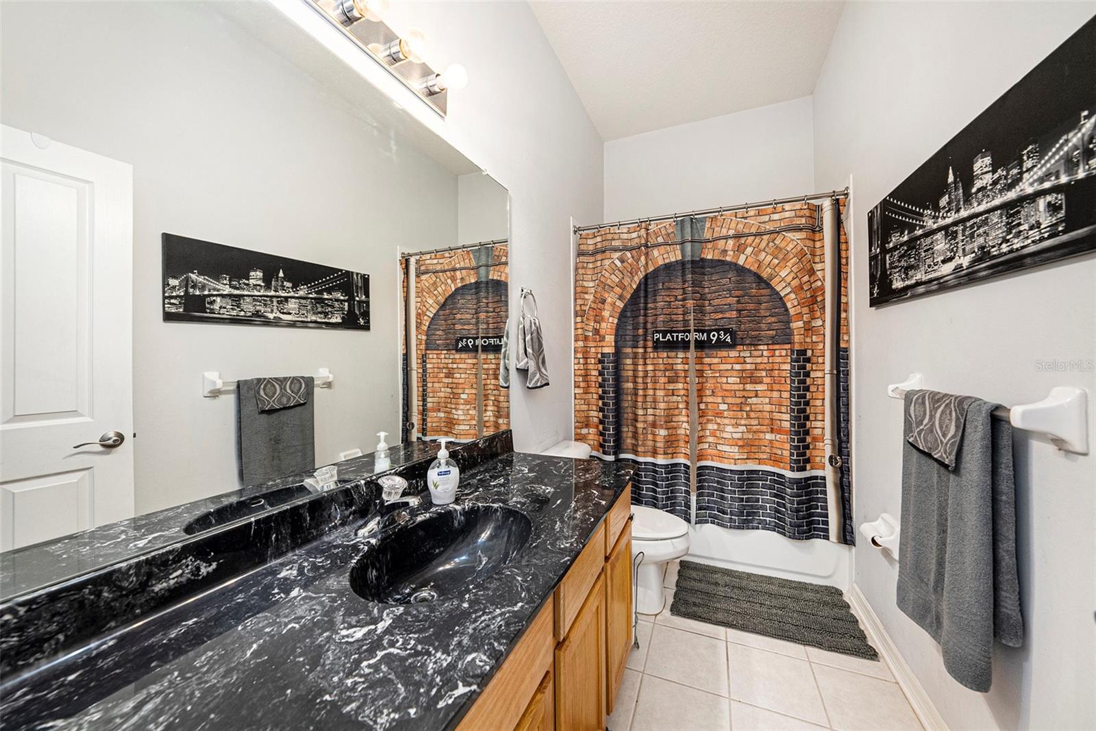 Upstairs bath with tub/shower