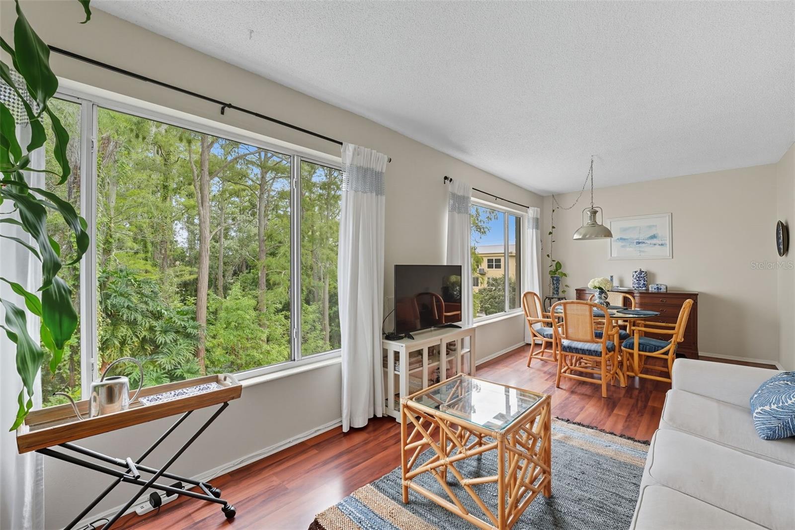 Bonus room and breakfast nook