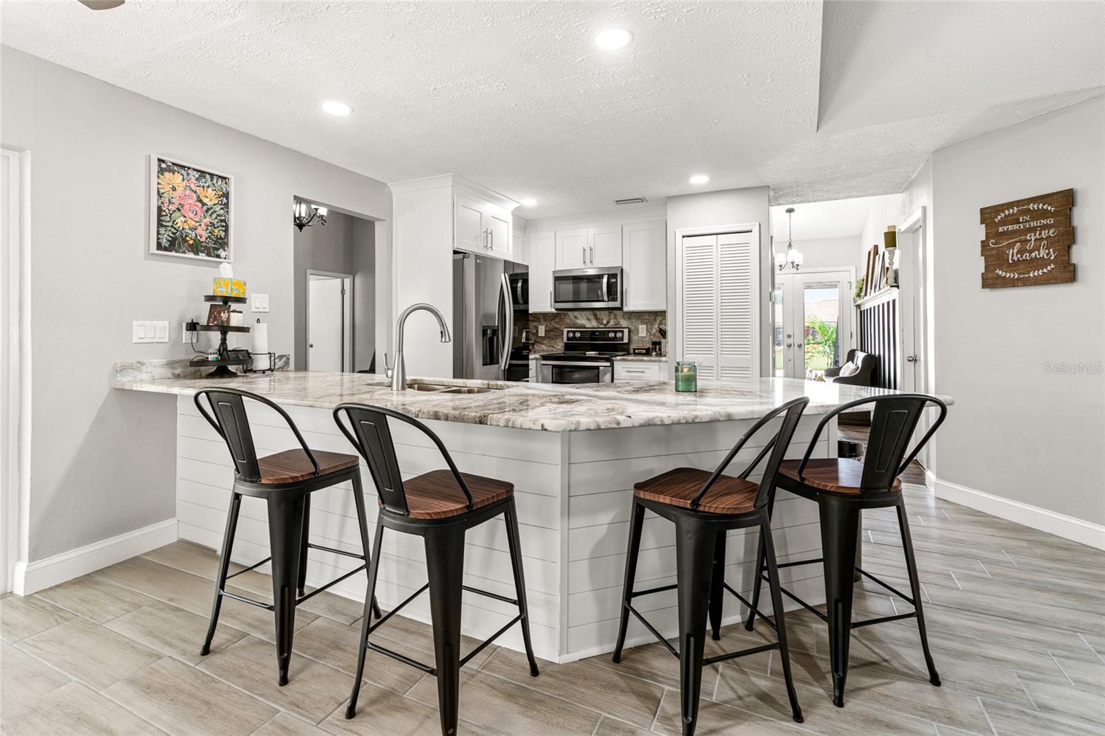 Breakfast Bar and Kitchen