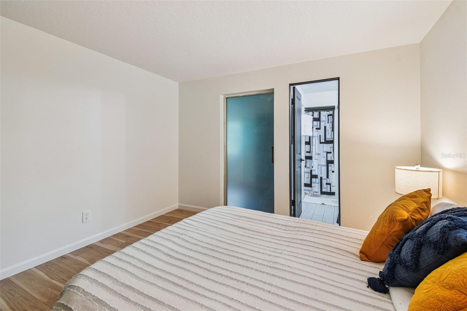 Primary bedroom w Ensuite Bathroom