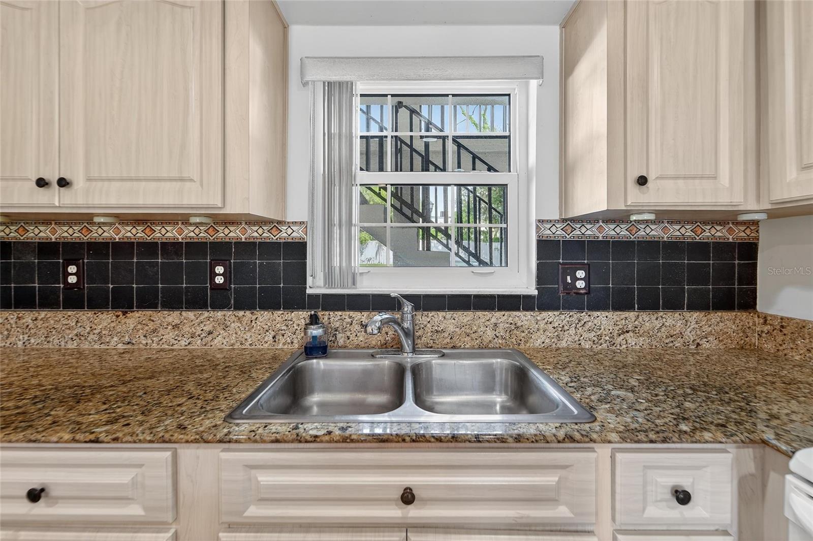 GRANITE COUNTERTOPS IN KITCHEN!