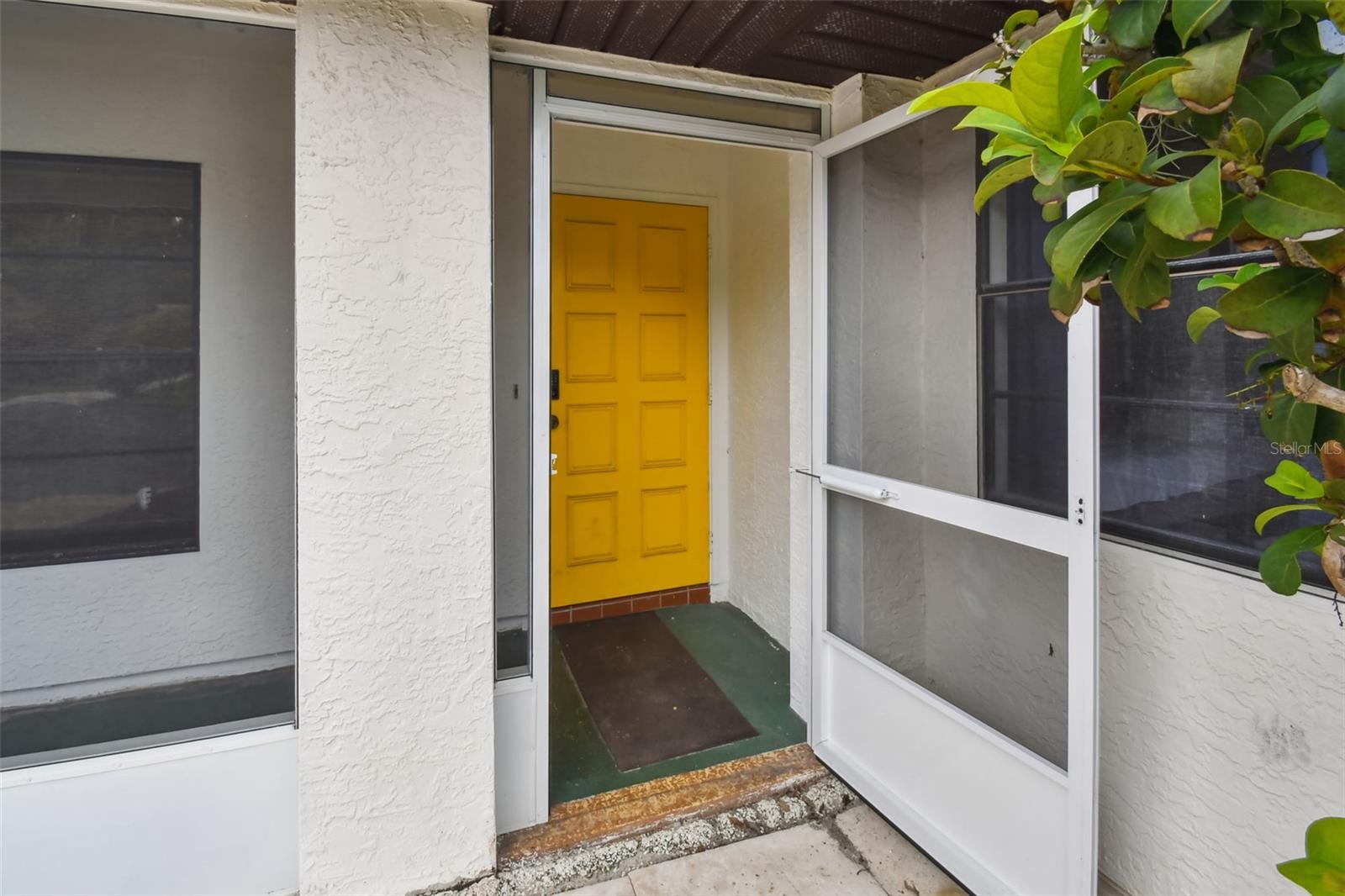 screened in front porch!