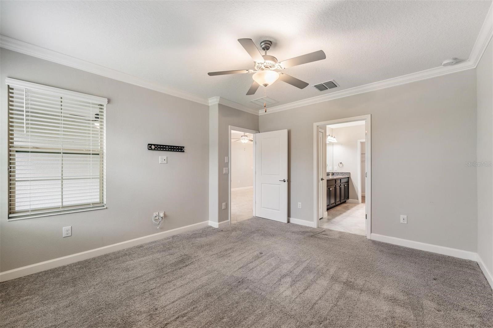 Owners bedroom w/ensuite bath