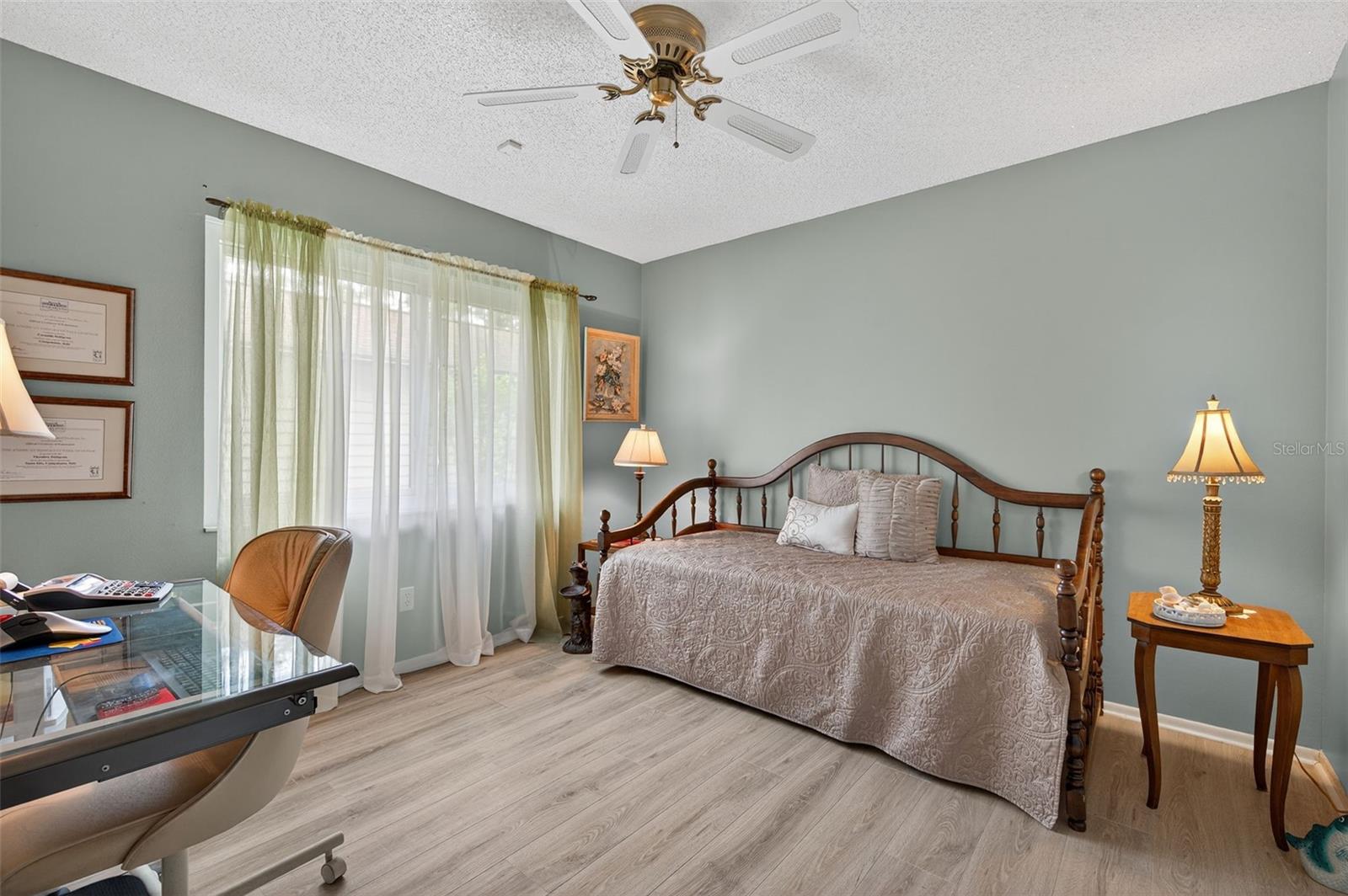Guest Bedroom can double as an office / Den