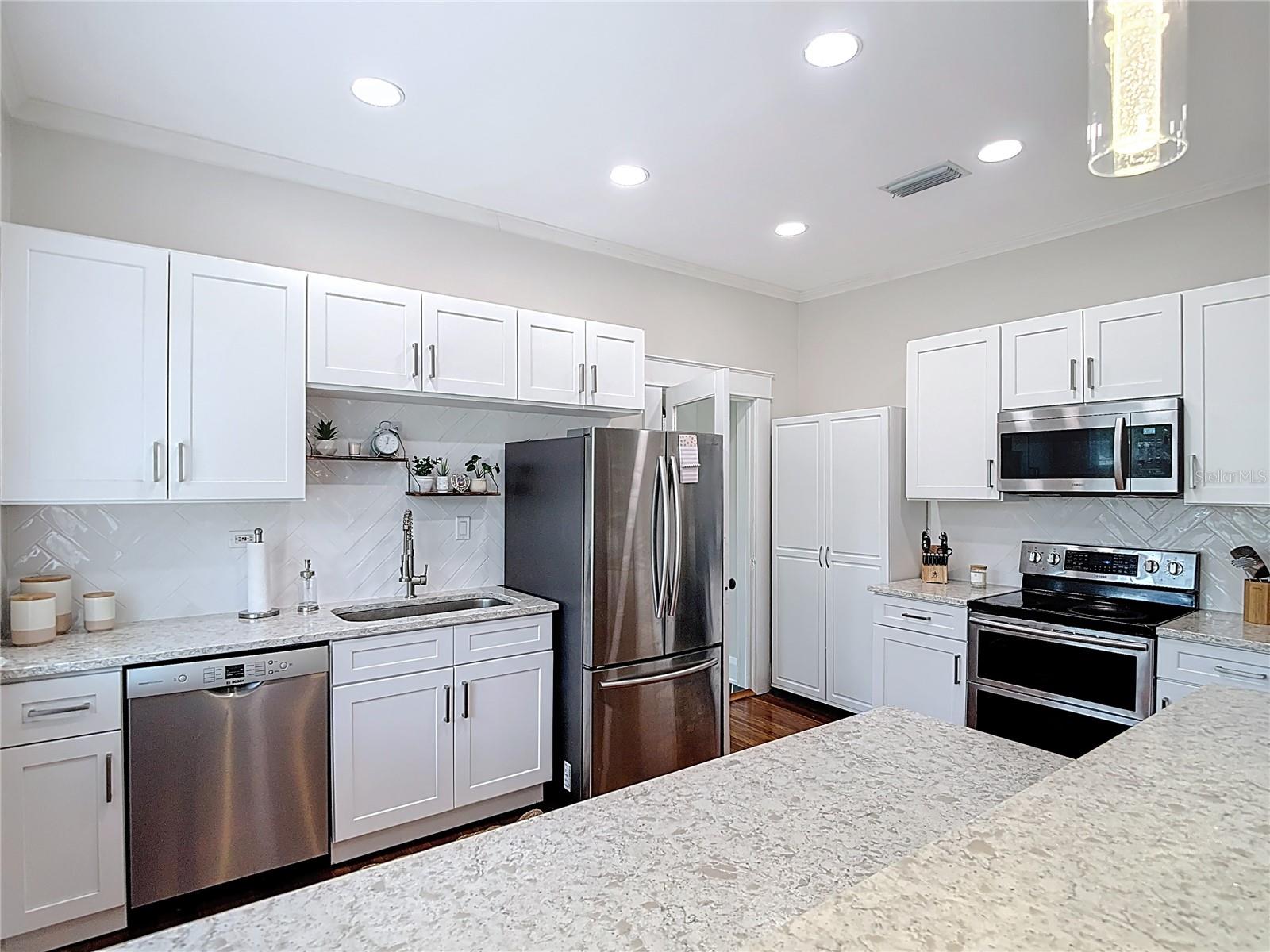 Kitchen - Dish Washer, Refrigerator, Oven