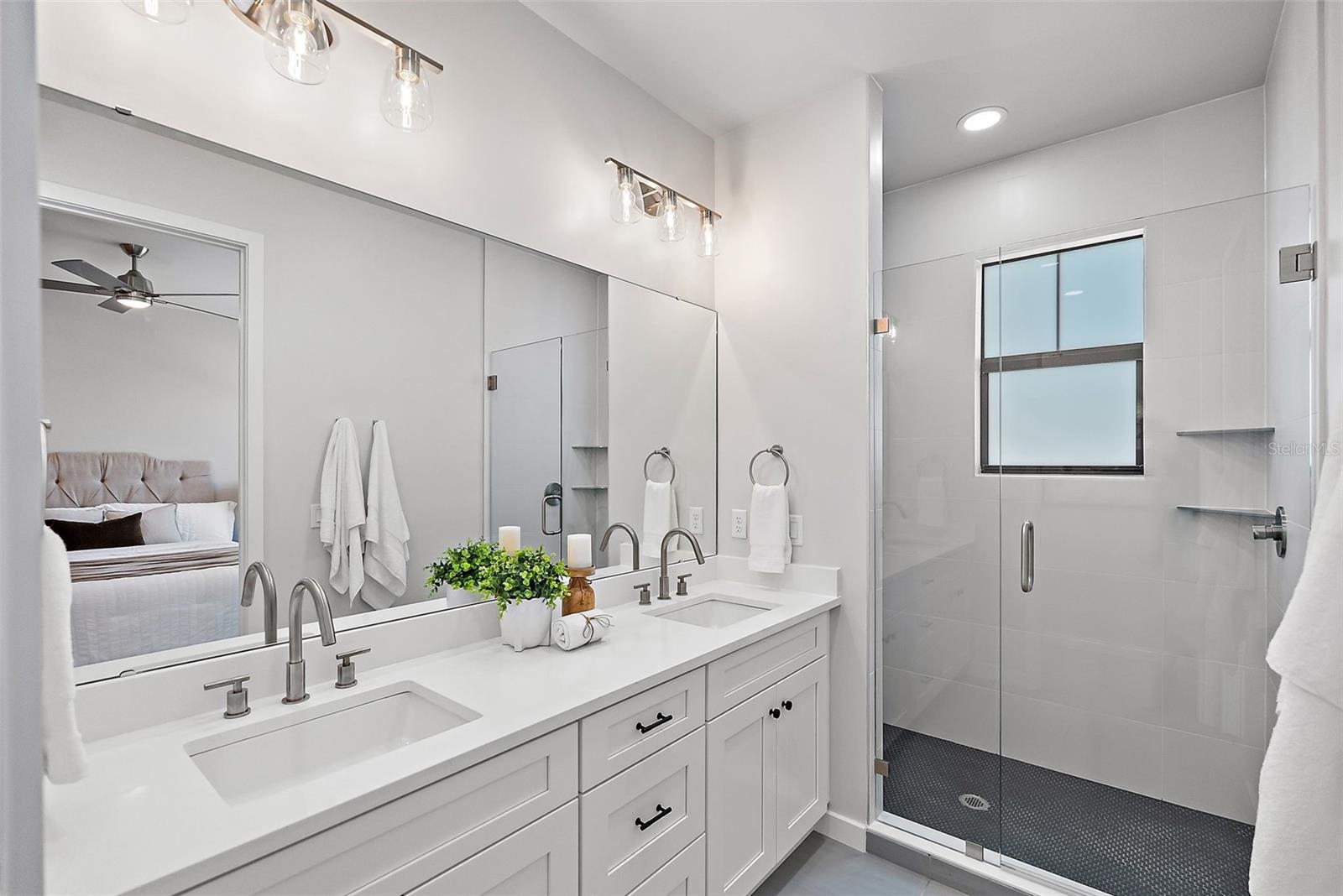 Primary en-suite Bathroom