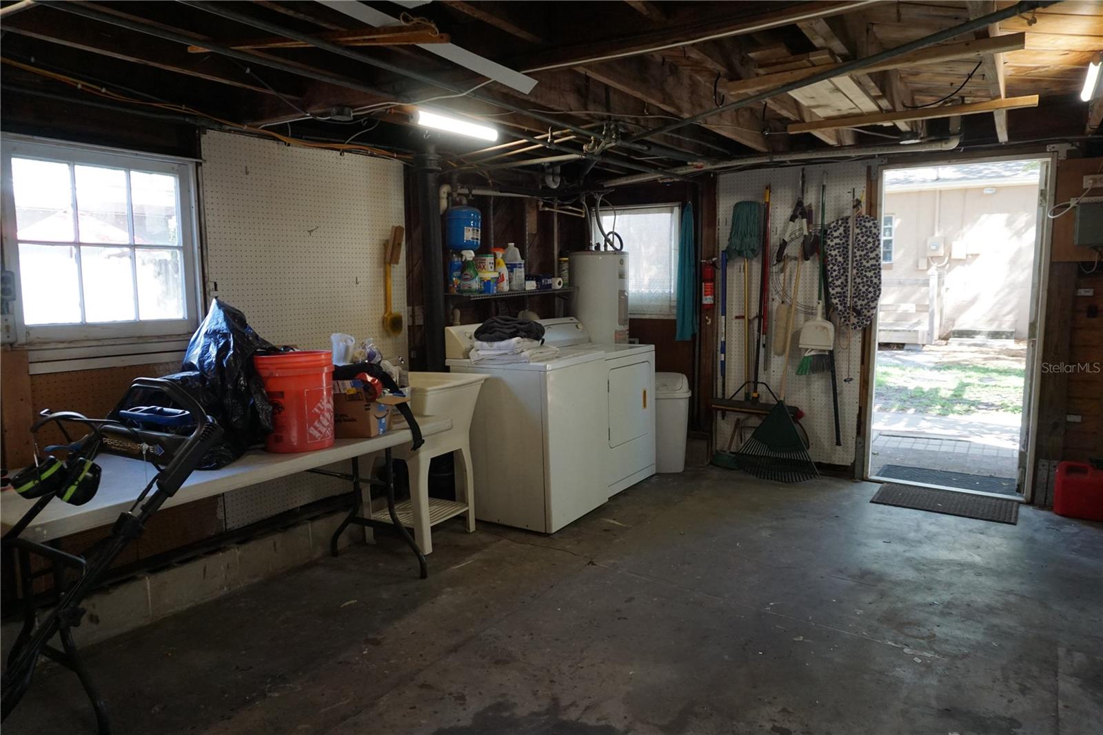 Garage with Washer -Dryer for Apartment