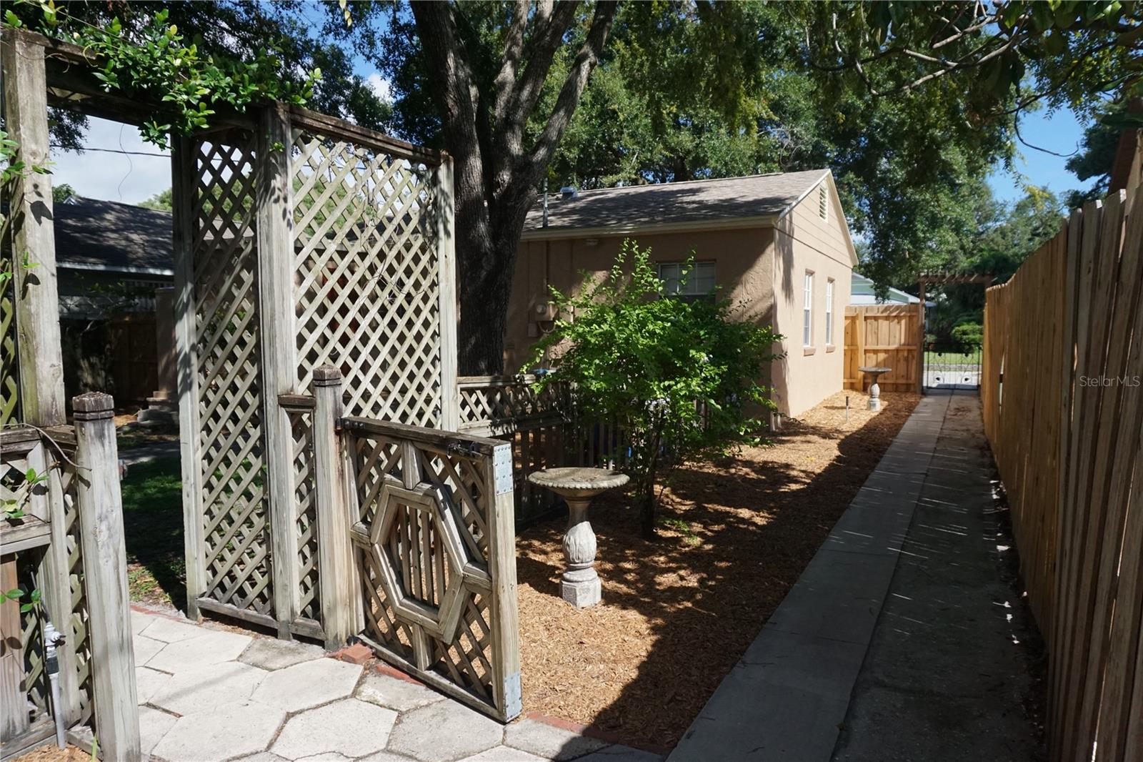 Entrance to backyard from walkway area
