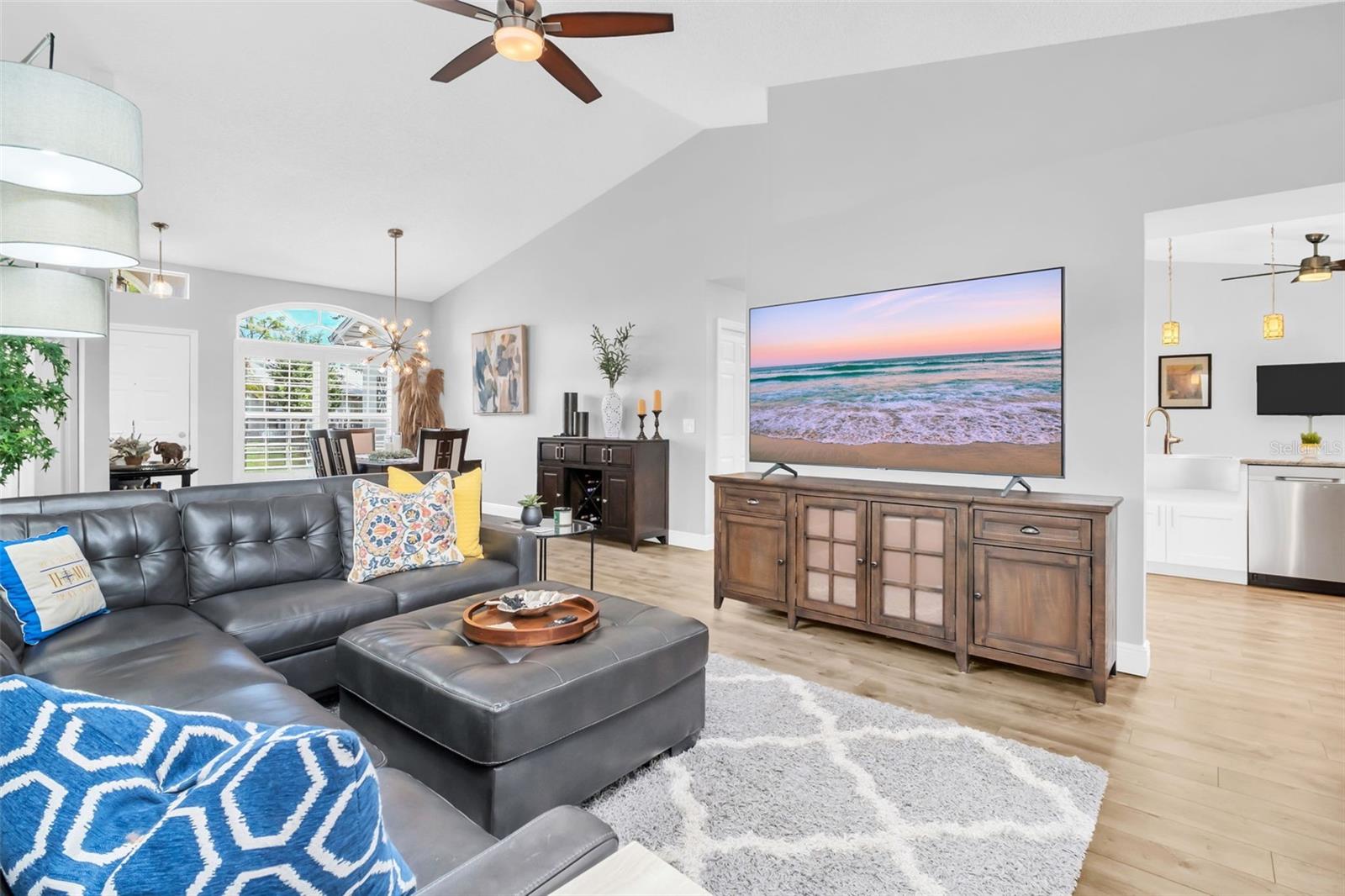 Great flow for easy living & entertaining~