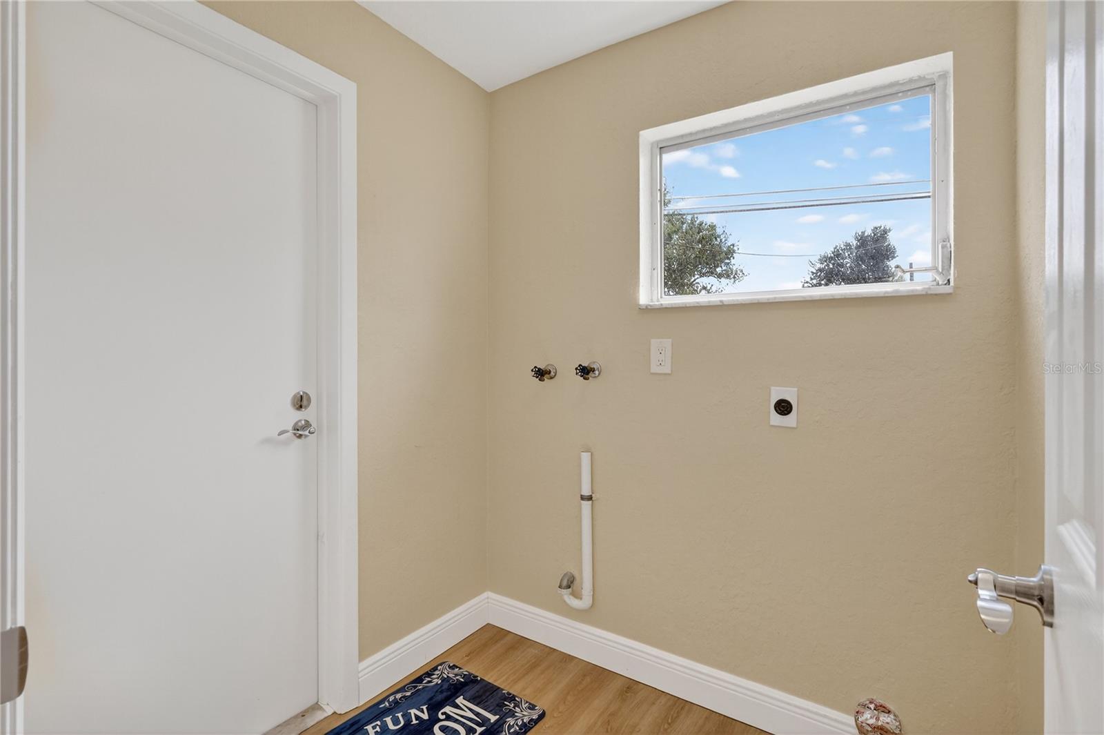 Laundry Rm to Garage