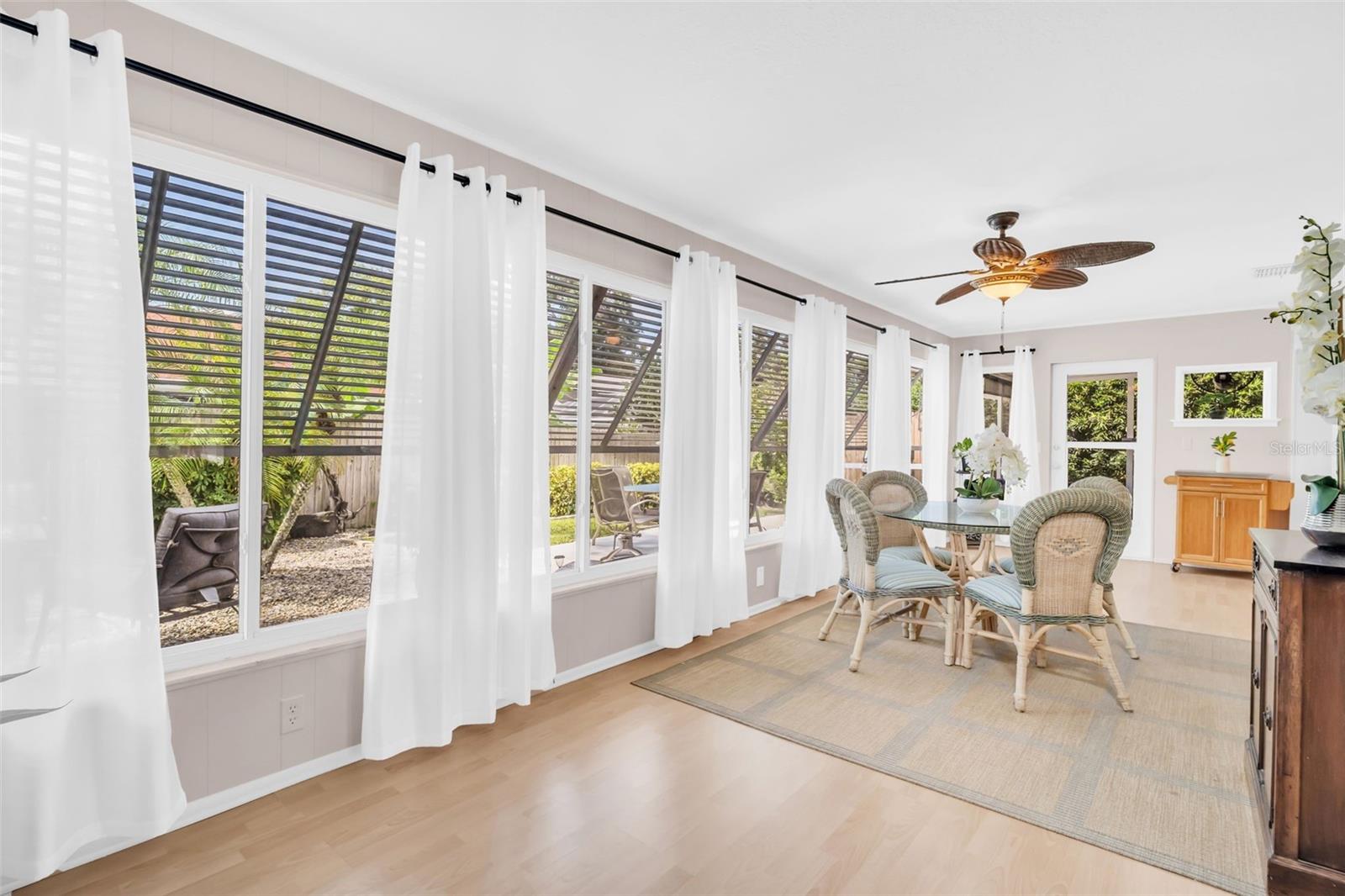 Large Florida room with beautiful big windows~
