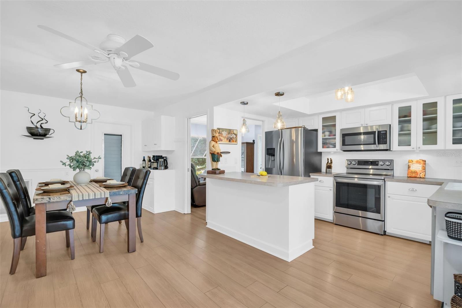 Kitchen/dining room combo with large island for easy living~
