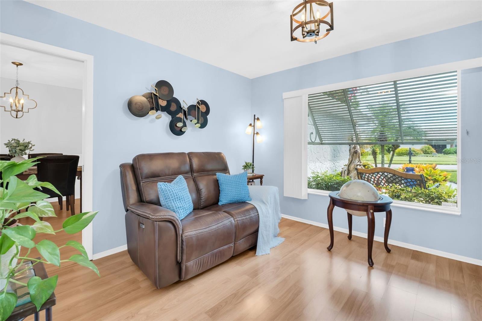 Bonus front entry flex space~