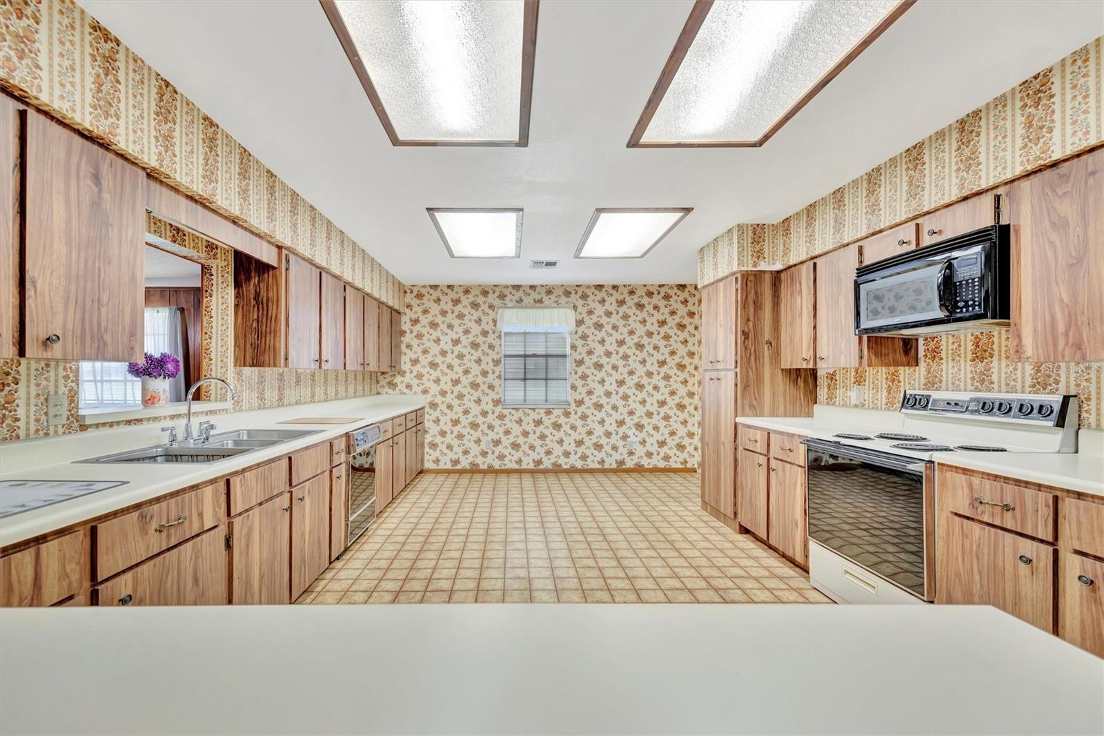 Original wallpaper adds vintage charm, awaiting your refresh