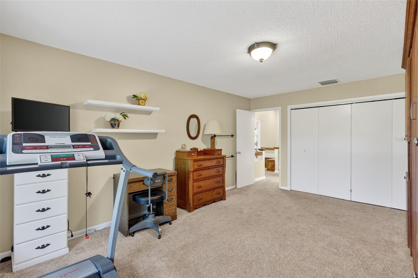 2nd Bedroom closets opena and fold back for maximum use.