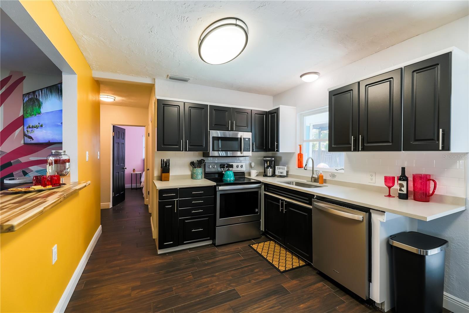 Kitchen with breakfast bar