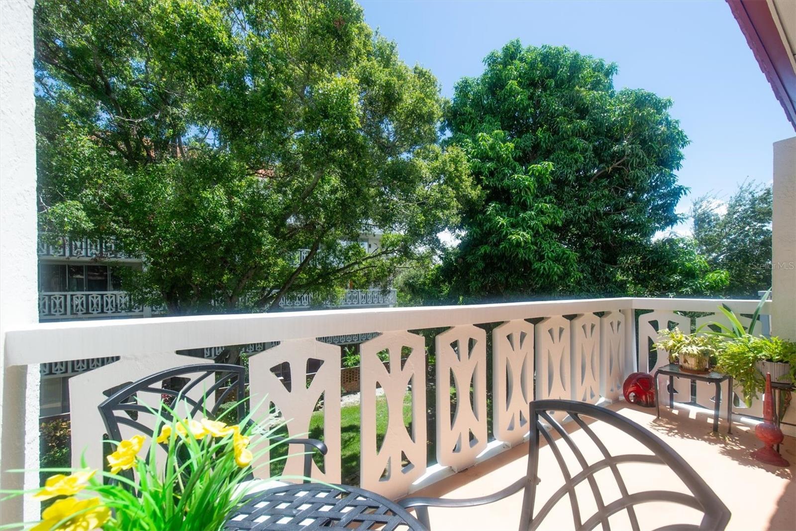 Balcony has garden view