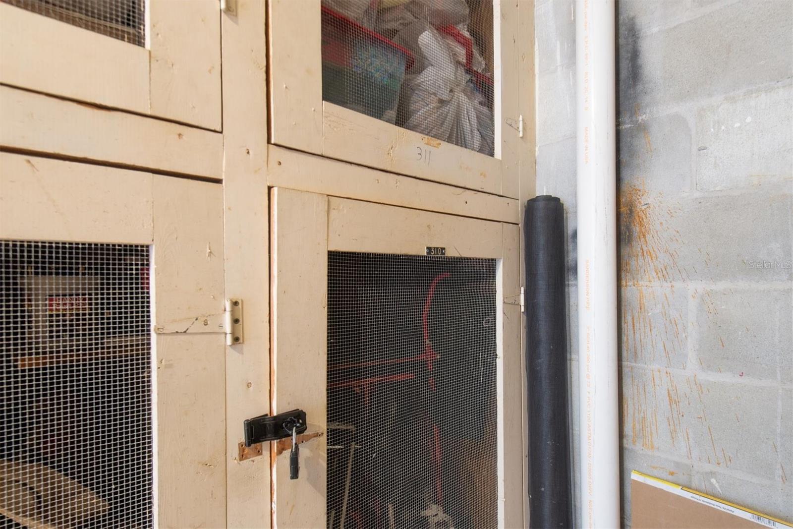 Storage unit conveys with property