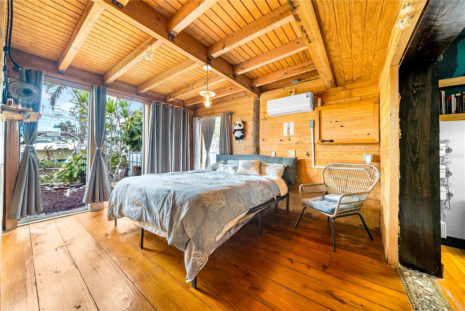 Primary bedroom - Floor to ceiling windows