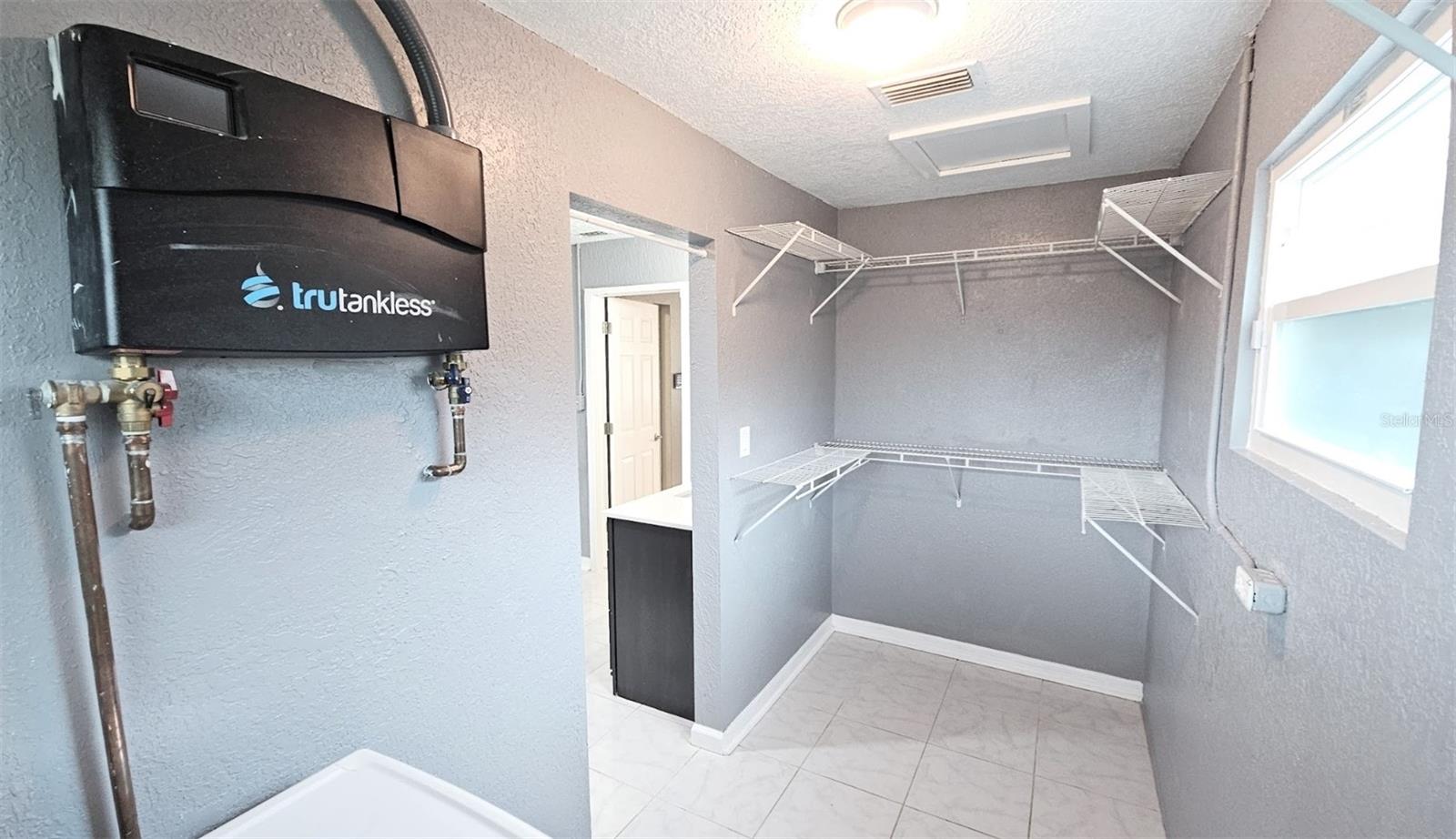 MASTER WALK-IN CLOSET