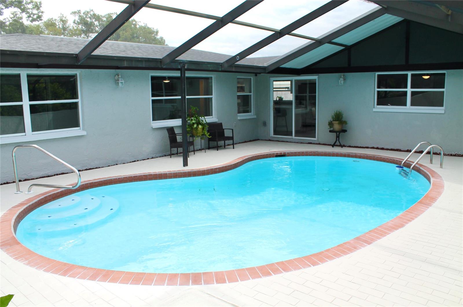 Pool w Screened Lanai