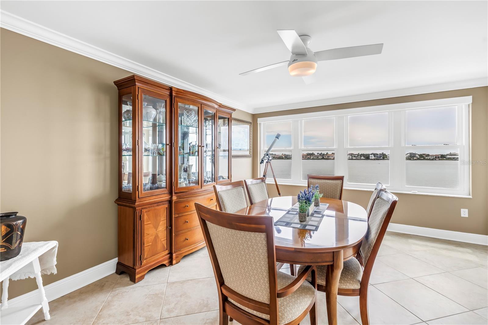 Den /Dining Area