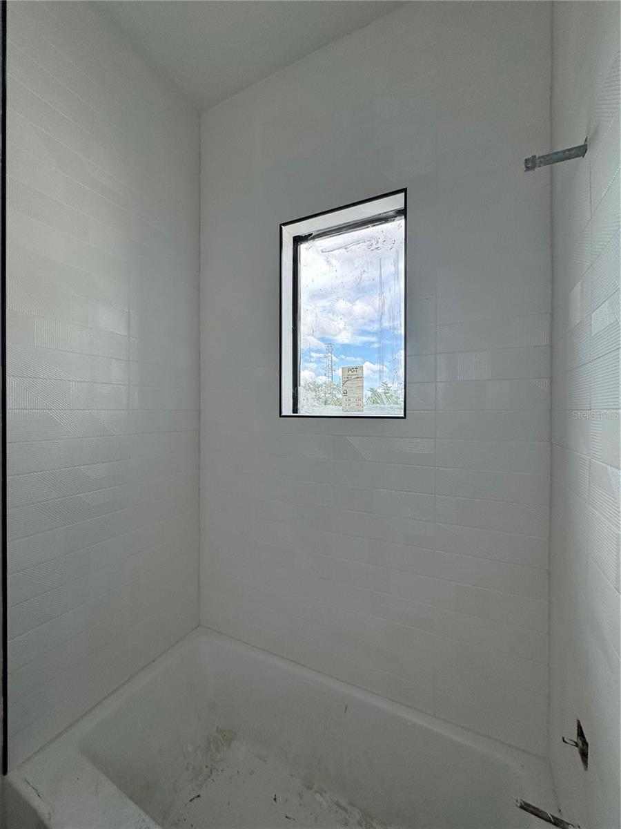 upstairs en-suite bathroom
