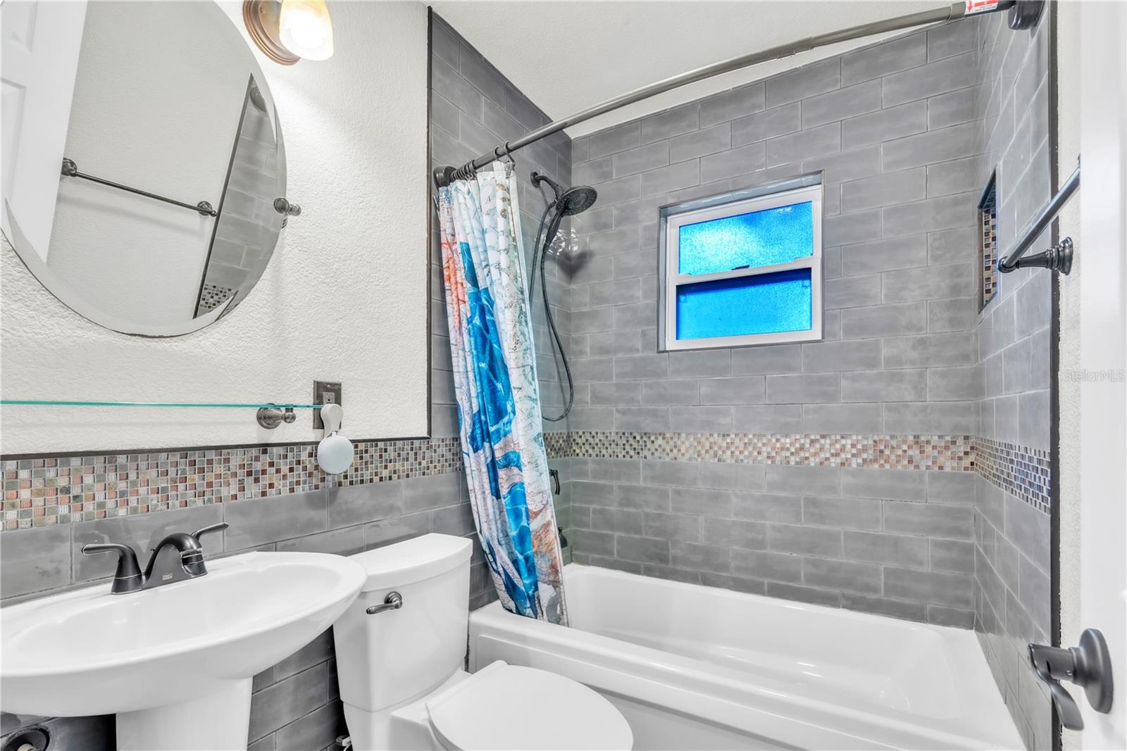 Updated guest bathroom with shower/jetted tub combo